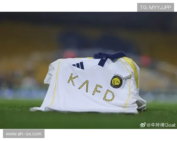 利雅得胜利全新白金球衣亮相